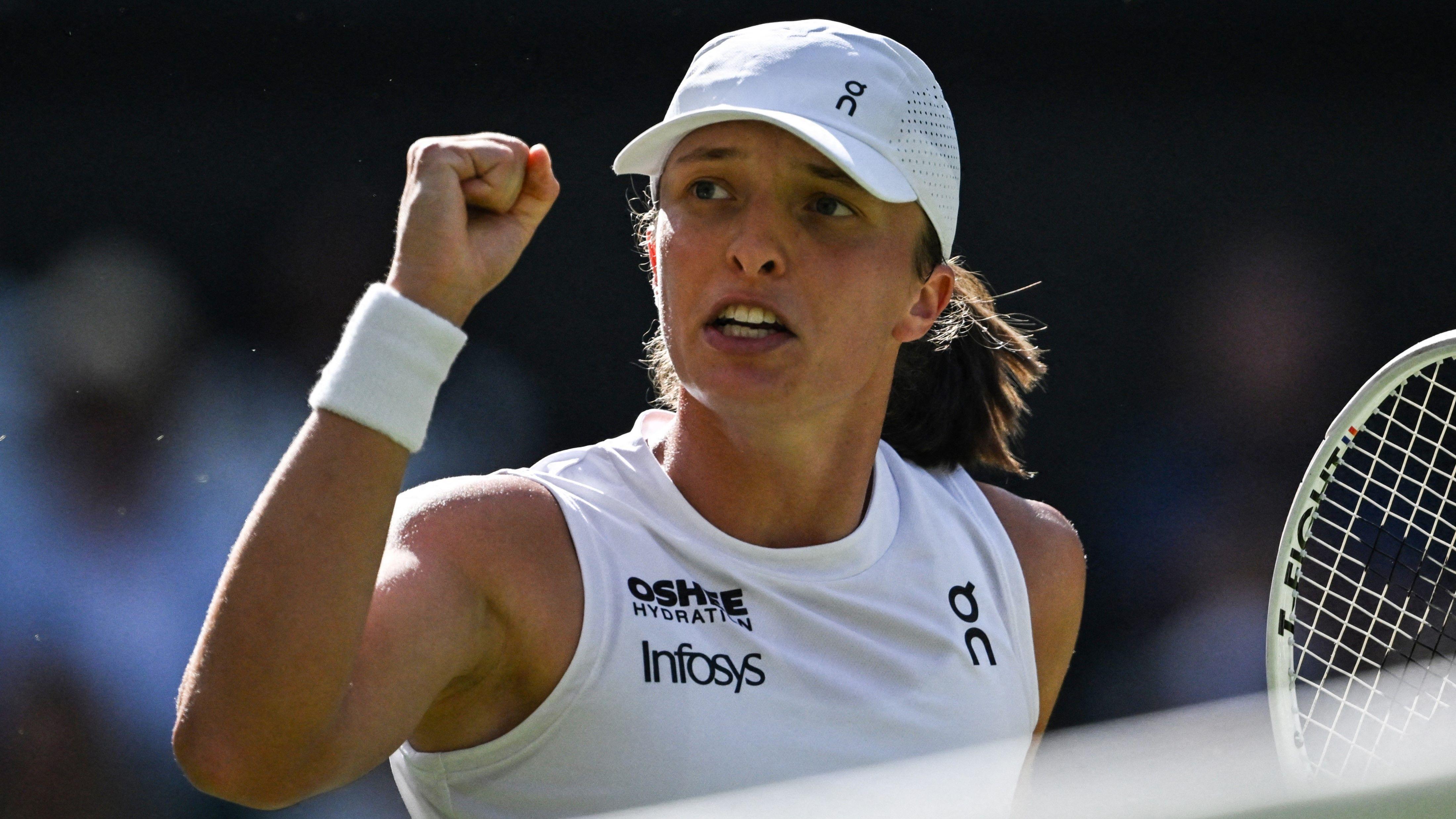 Wimbledon semi-finals: Swiatek takes dominant first set against Bencic