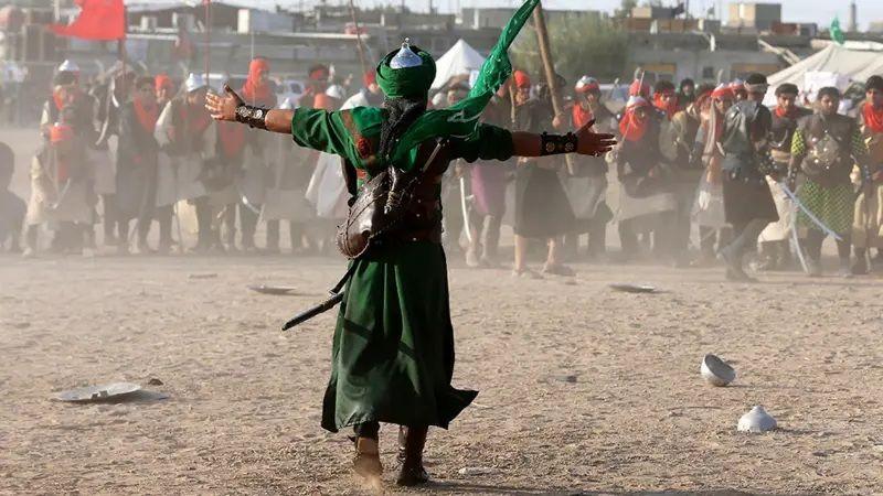 من بين الطقوس مسرحة الحدث إذ تقدم عروض في الهواء الطلق تروى خلالها أحداث واقعة كربلاء وتجسد شخوصها الرئيسية