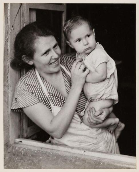 Margret Wittmer con uno de sus hijo en la isla Floreana de Galápagos.