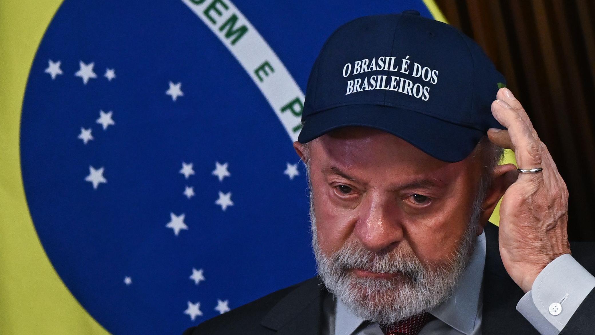 O presidente Lula com um boné escrito 