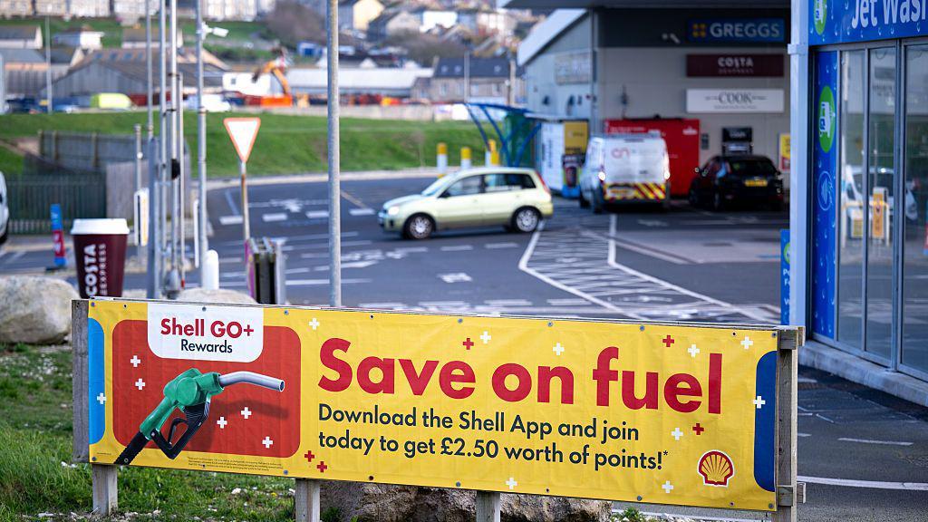 3 月 11 日，英格蘭波特蘭的一家殼牌加油站展示了節省燃油的廣告。本週，隨著美以與伊朗的戰爭升級，全球油價升至 2022 年以來的最高水平。