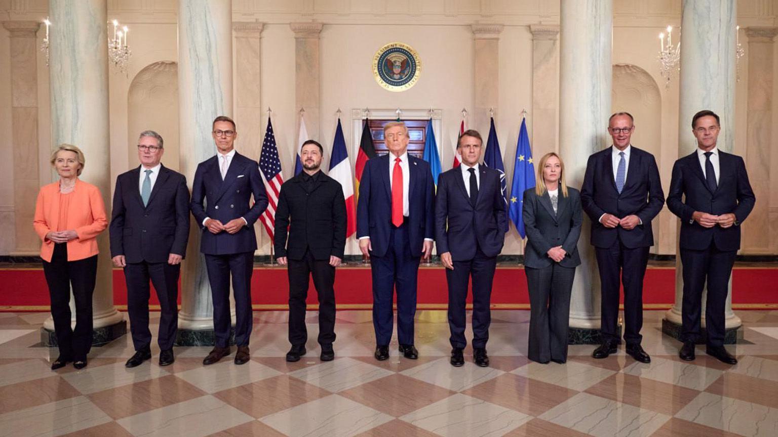 （左至右）歐盟委員會主席烏蘇拉·馮德賴恩、英國首相施紀賢、芬蘭總統亞歷山大·斯塔布、烏克蘭總統弗拉迪米爾·澤連斯基、美國總統特朗普、法國總統艾曼紐·馬克龍、意大利總理喬治亞·梅洛尼、德國總理弗里德里希·梅爾茲，以及北約秘書長馬克·呂特。