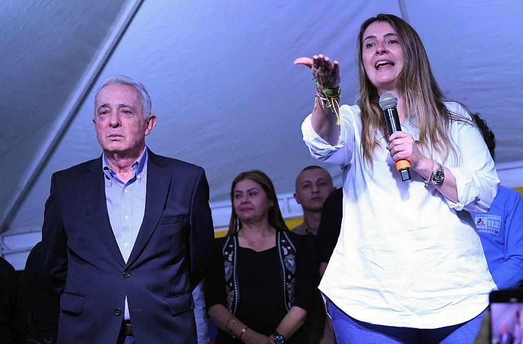 Álvaro Uribe y Paloma Valencia durante un acto político en diciembre de 2025 en Colombia. 