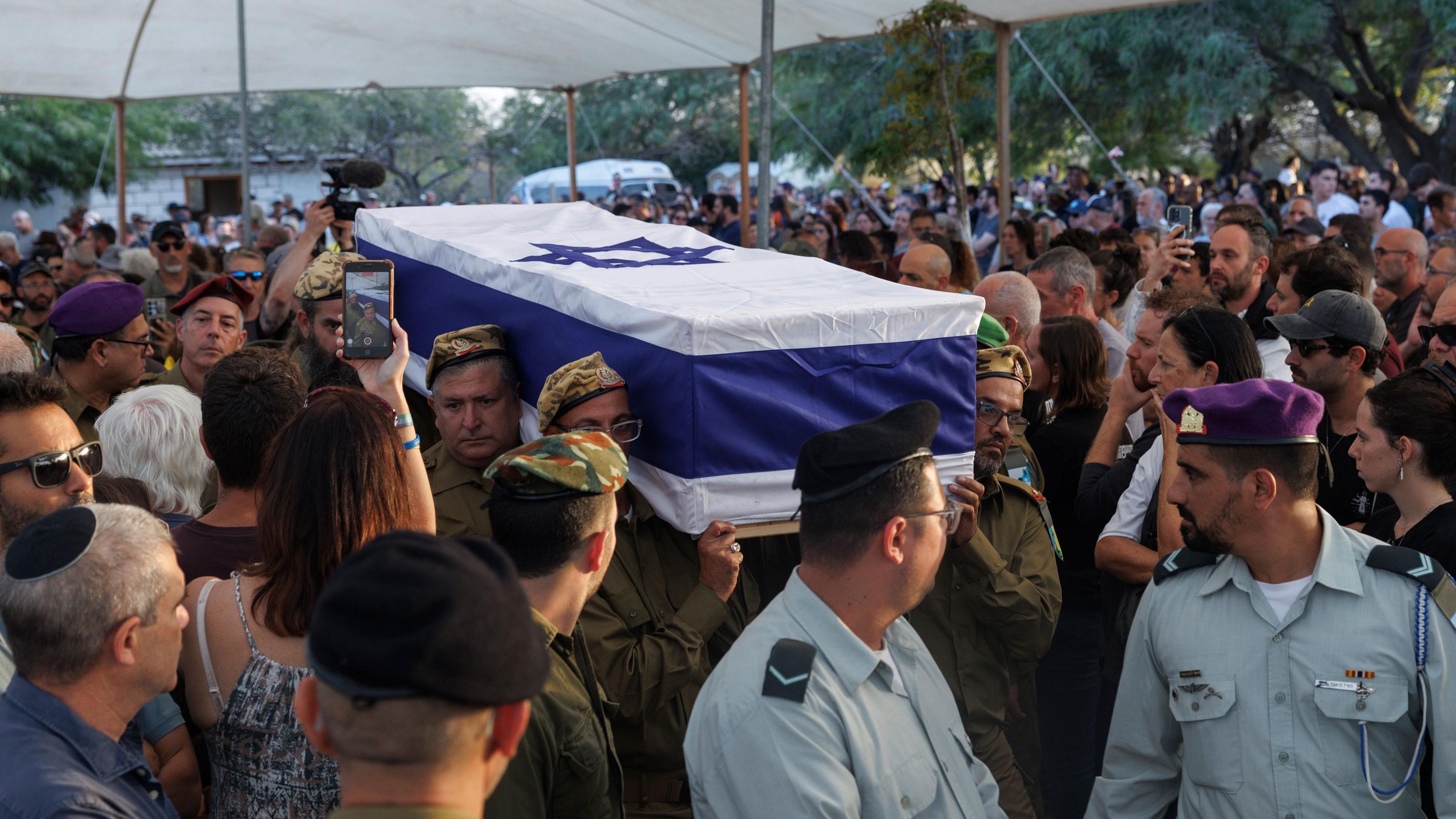 جنود إسرائيليون يحملون نعشاً لضابط إسرائيلي كان محتجزاً لدى حركة حماس 