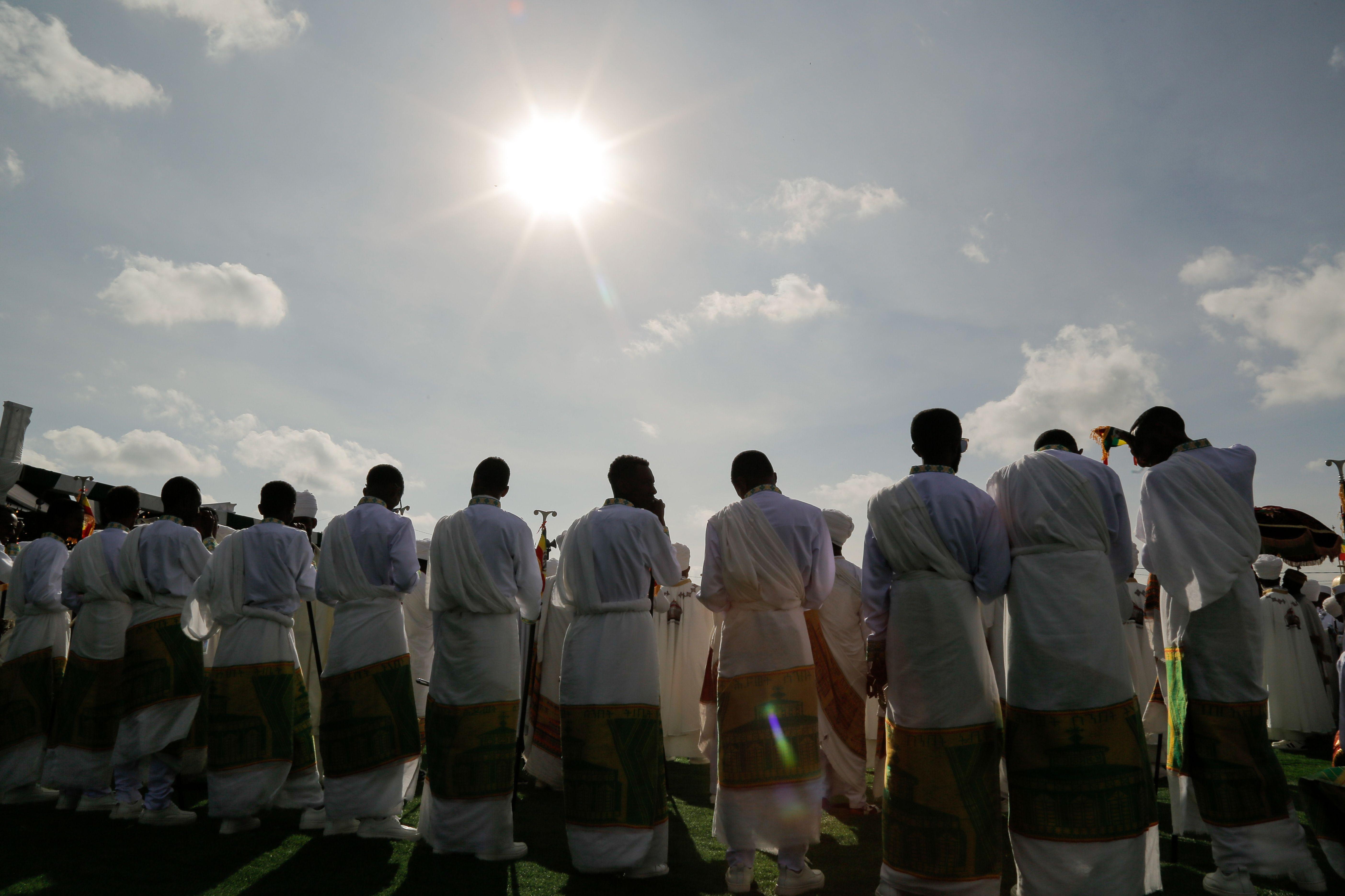 Etiopski pravoslavni hrišćani slave Timkat festival u Adis Abebi, Etiopija, 19. januara 2026. Timkat, jedna od najvećih proslava u etiopskom kalendaru, je etiopski festival Bogojavljanja koji obeležava dan kada je Jovan Krsitelj krstio krštenje Isusa Hrista u reci Jordan. Proslavlja ga Etiopska pravoslavna crkva Tevahedo širom zemlje i upisana je 2019. na Uneskovu listu nematerijalnog kulturnog nasleđa čovečanstva 