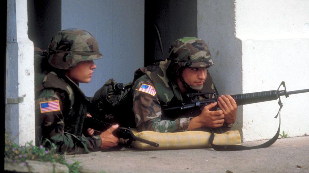 Dos soldados estadounidenses en el balcón de un edificio tras la invasión y ocupación estadounidense para derrocar al general Manuel Antonio Noriega en Panamá.