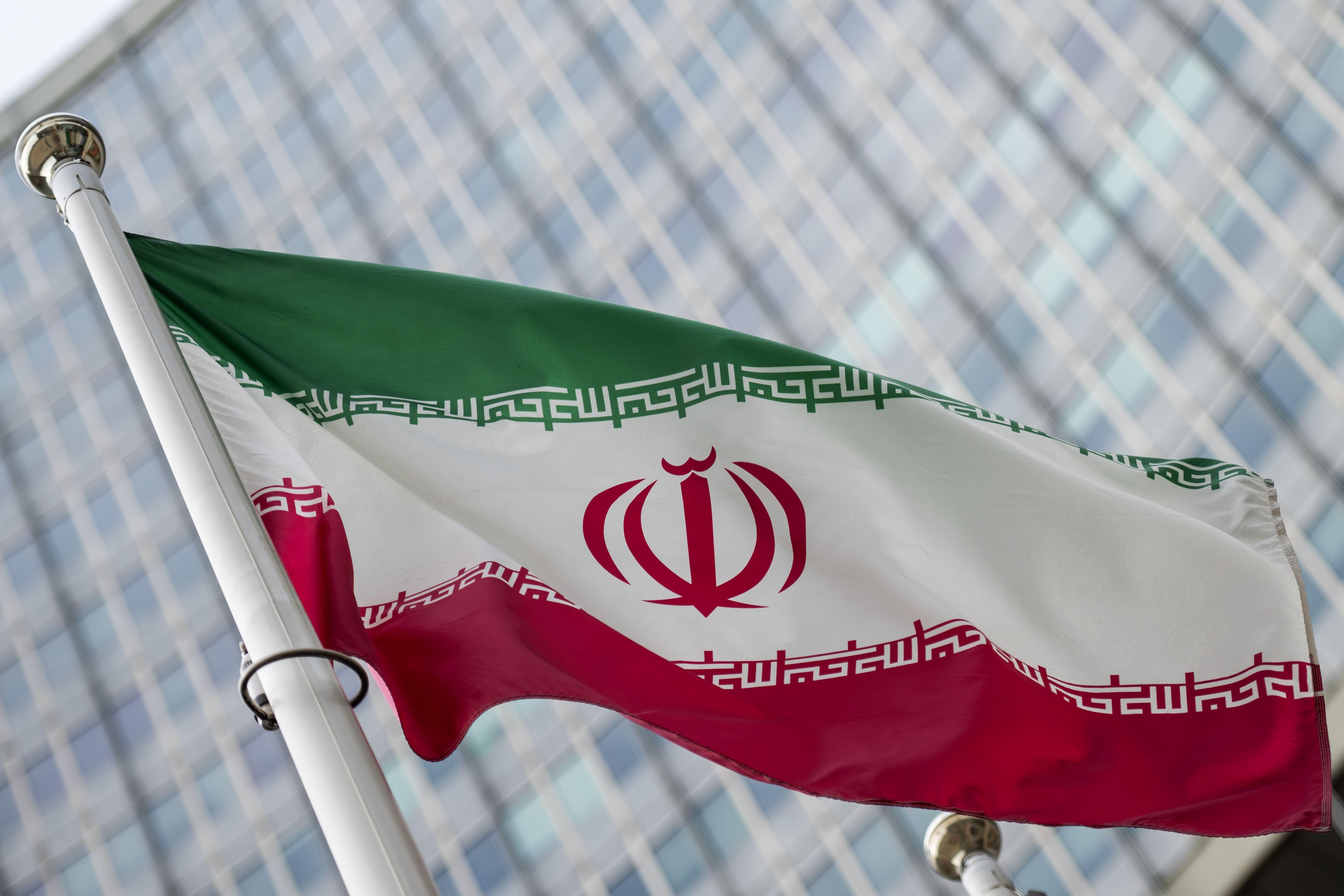 علم إيران أمام مقر الوكالة الدولية للطاقة الذرية (IAEA) في فيينا