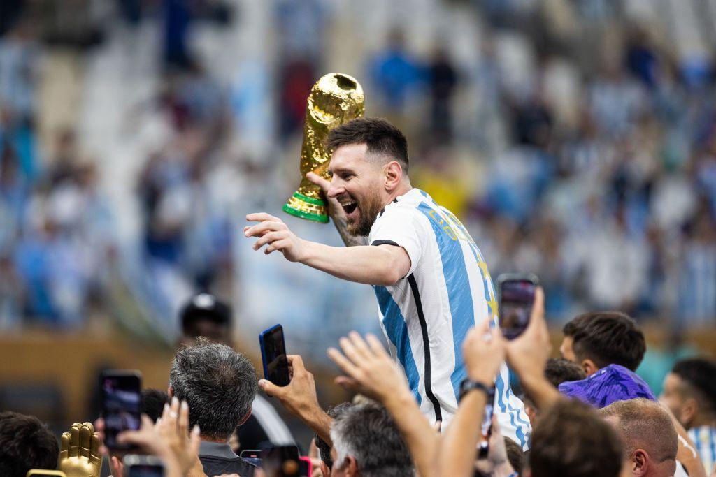 ميسي يحمل كأس العالم 2022
