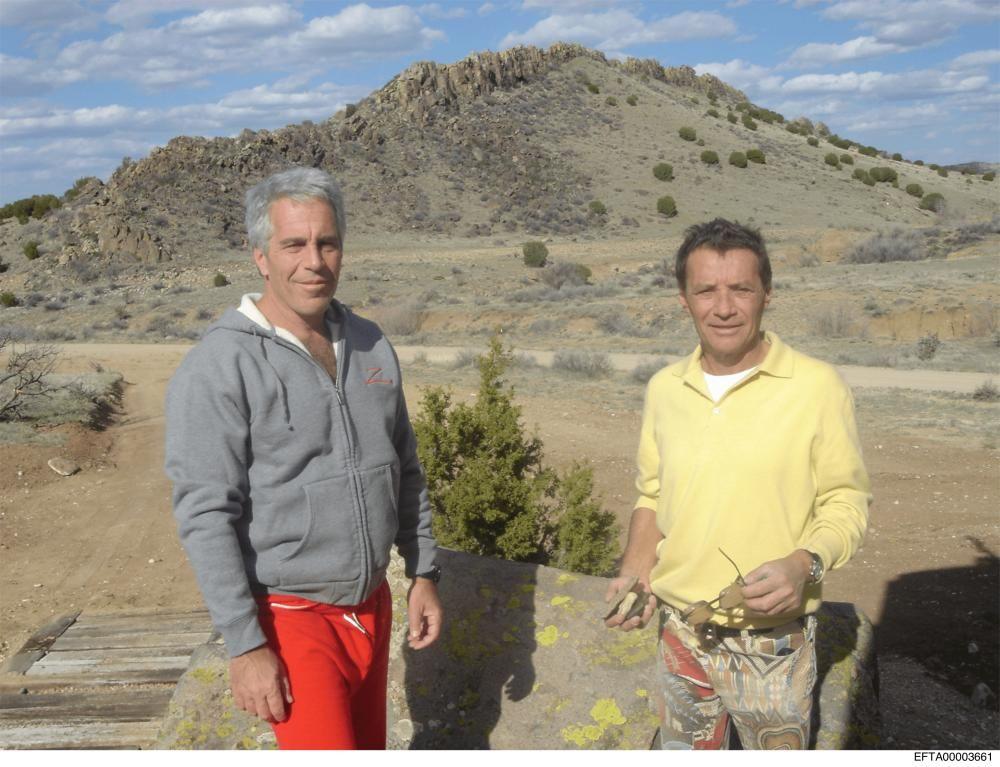 Jeffrey Epstein posa junto al agente de modelos francés Jean-Luc Brun en 1997.