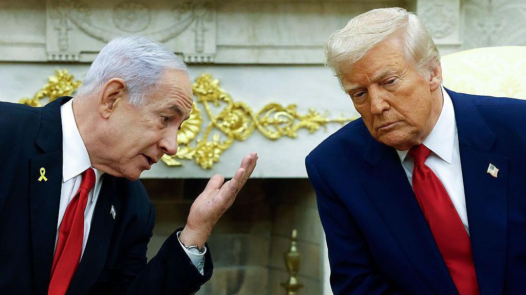 Israeli Prime Minister Benjamin (L) talks to US President Donald Trump during a meeting in the Oval Office of the White House on April 7, 2025 in Washington