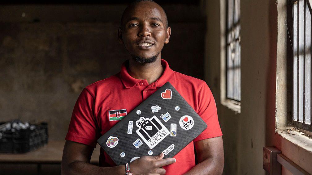 Un joven en Nigeria con un laptop.