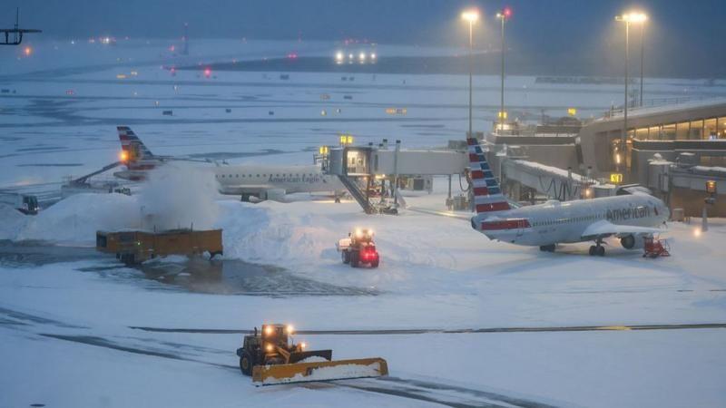 Durante el fin de semana, el aeropuerto LaGuardia de Nueva York estuvo cubierto de una densa nieve.
