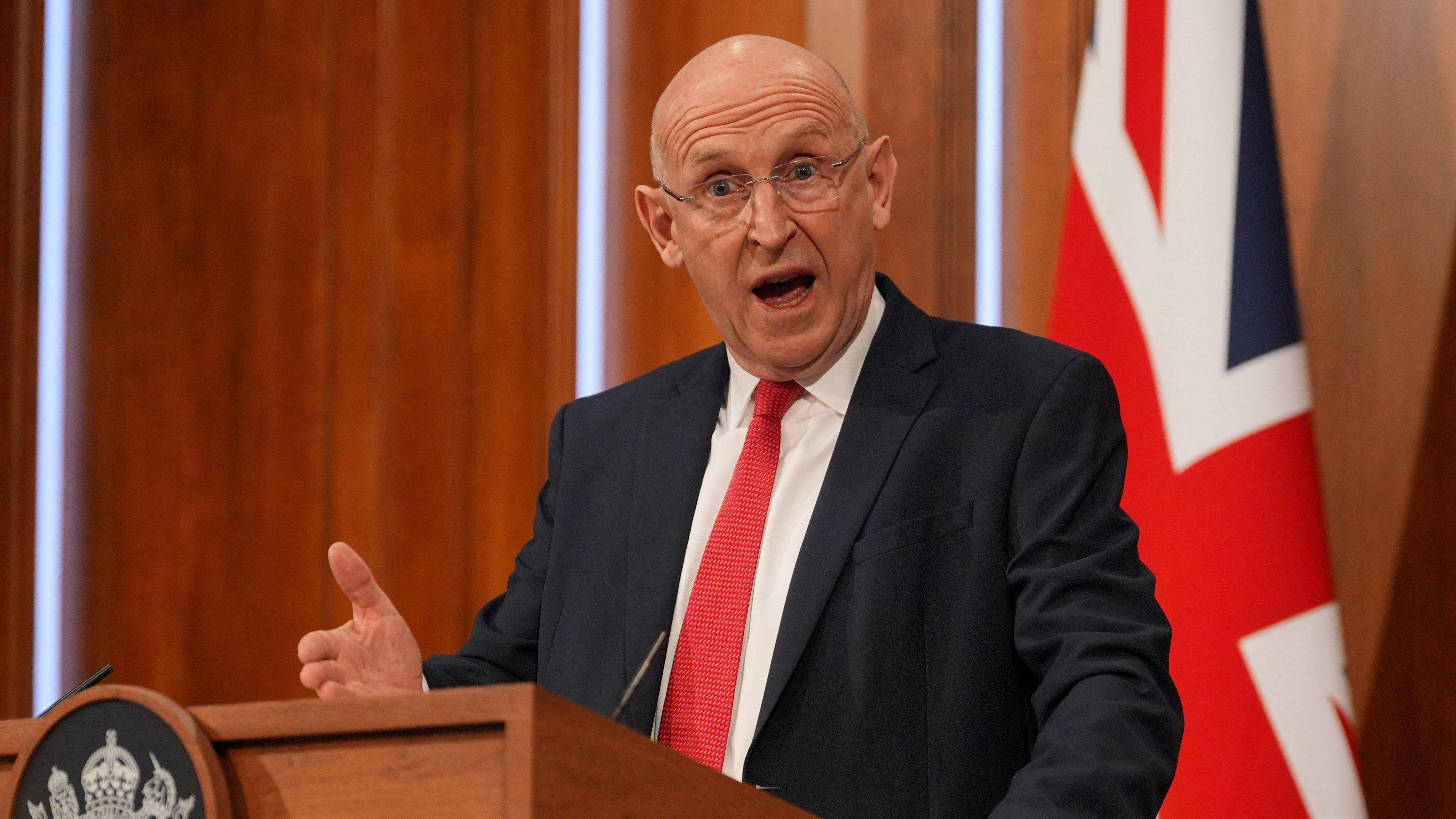 O secret&aacute;rio brit&acirc;nico da Defesa, John Healey, falando &agrave; imprensa