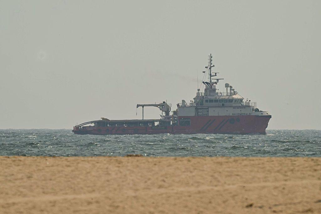 Un barco navega frente a la costa de Ajmán el 10 de julio de 2026.
