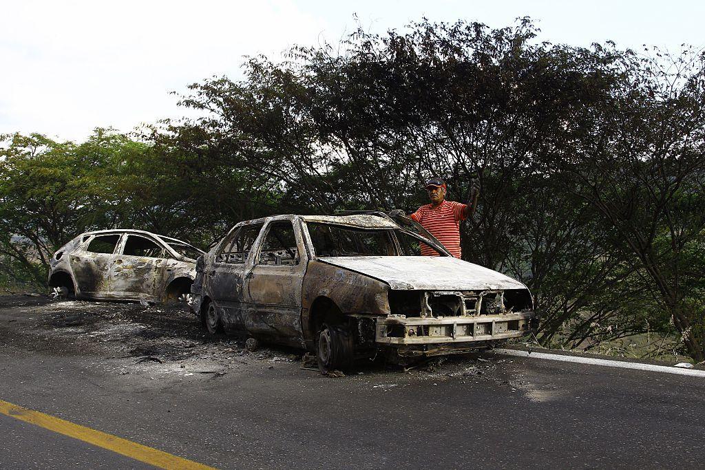 Autom&oacute;veis incendiados em uma opera&ccedil;&atilde;o do CJNG