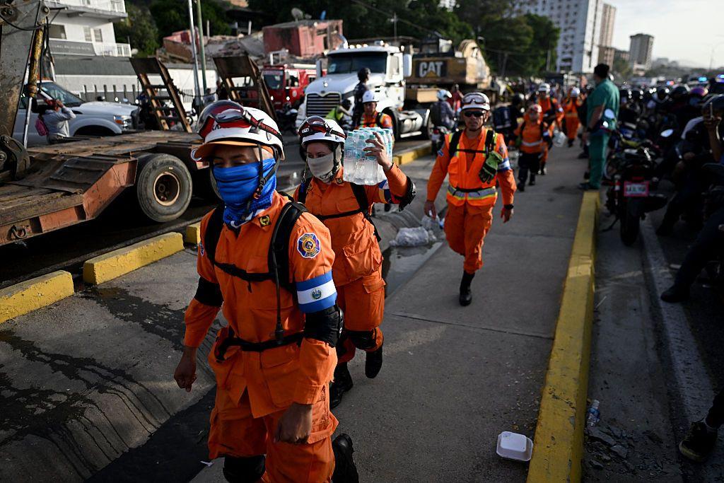 Equipos de rescate provenientes de El Salvador llegan a Venezuela. 