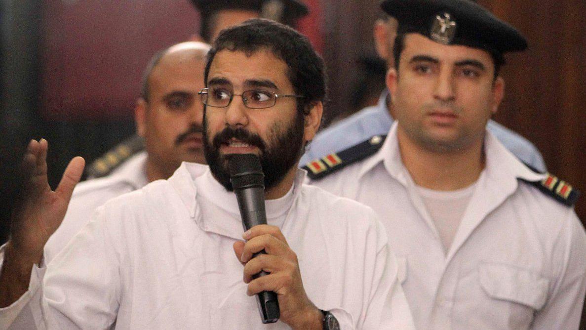 الناشط المصري علاء عبد الفتاح أثناء محاكمته في 2022