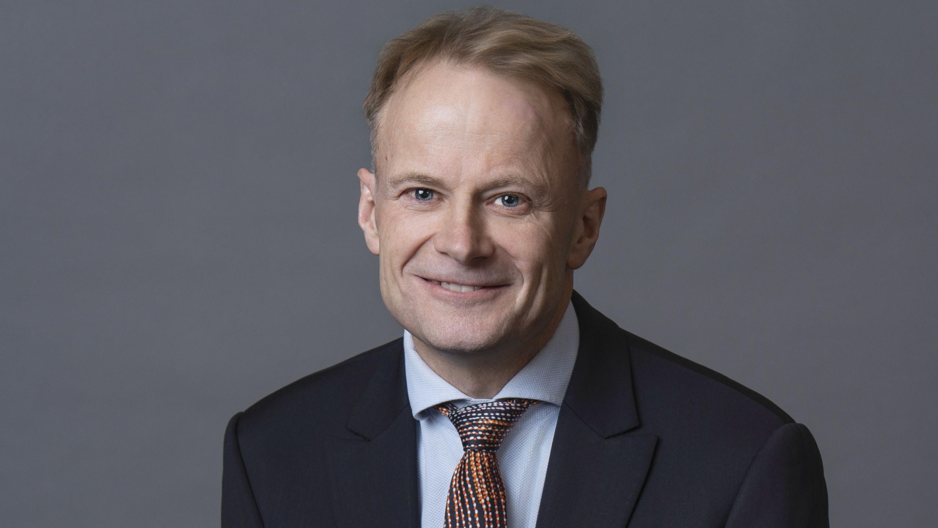 Richard Scolyer sonriendo a la cámara 