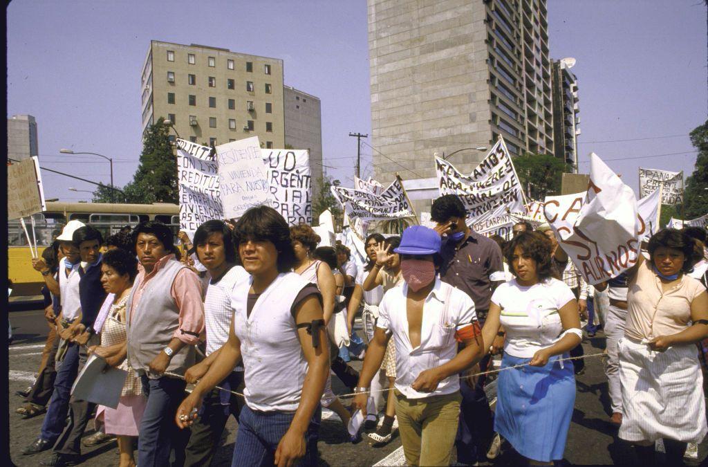 Una protesta en Ciudad de México contra el gobierno a raíz del sismo de 1985