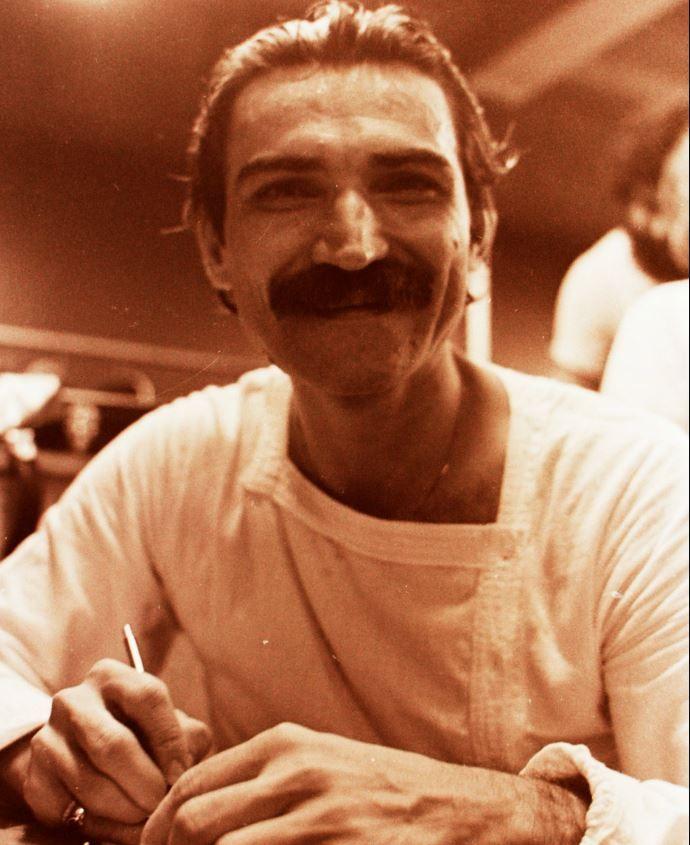 4 - Belchior posa para a c&acirc;mera durante a 10&ordf; Semana Cassiano Ricardo,  em S&atilde;o Jos&eacute; dos Campos (SP), em 1977 // Miura, 27 de outubro de 1977/Fundo pertencente &agrave; Funda&ccedil;&atilde;o Cassiano Ricardo/Arquivo P&uacute;blico do Munic&iacute;pio de S&atilde;o Jos&eacute; dos Campos 