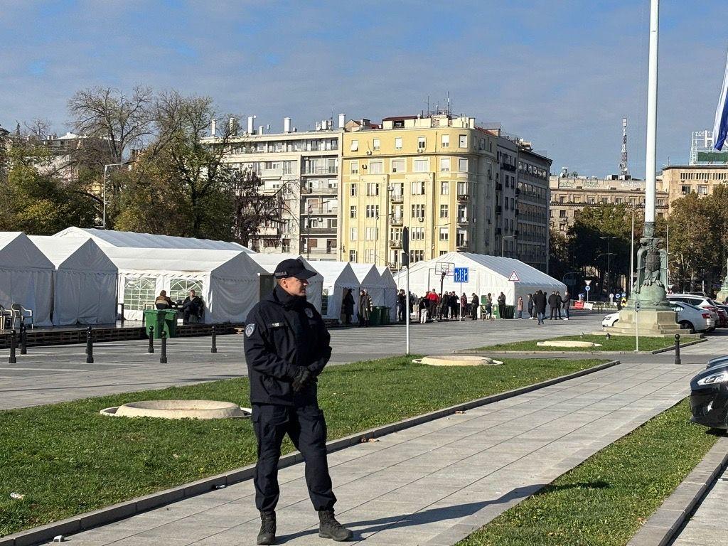 policajac ispred ćacilenda
