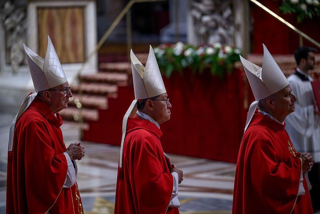 Los cardenales Pietro Parolin, Luis Antonio Gokim Tagle y Robert Francis Prevost durante el funeral del Papa Francisco