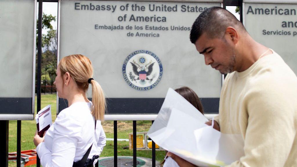 Fila de solicitantes de vistos americanos no lado de fora da Embaixada dos Estados Unidos na capital da Colômbia, Bogotá