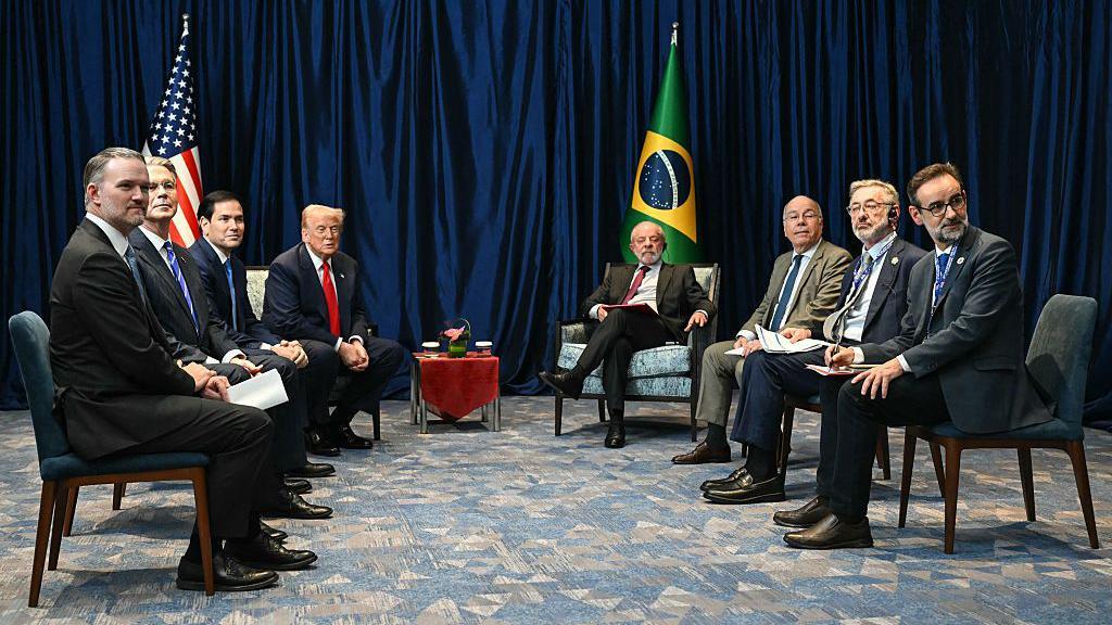 O presidente do Brasil, Luiz In&aacute;cio Lula da Silva (centro &agrave; direita), realiza uma reuni&atilde;o bilateral com o presidente dos EUA, Donald Trump (centro &agrave; esquerda), &agrave; margem da 47&ordf; C&uacute;pula da Associa&ccedil;&atilde;o de Na&ccedil;&otilde;es do Sudeste Asi&aacute;tico (ASEAN), em Kuala Lumpur, em 26 de outubro de 2025.