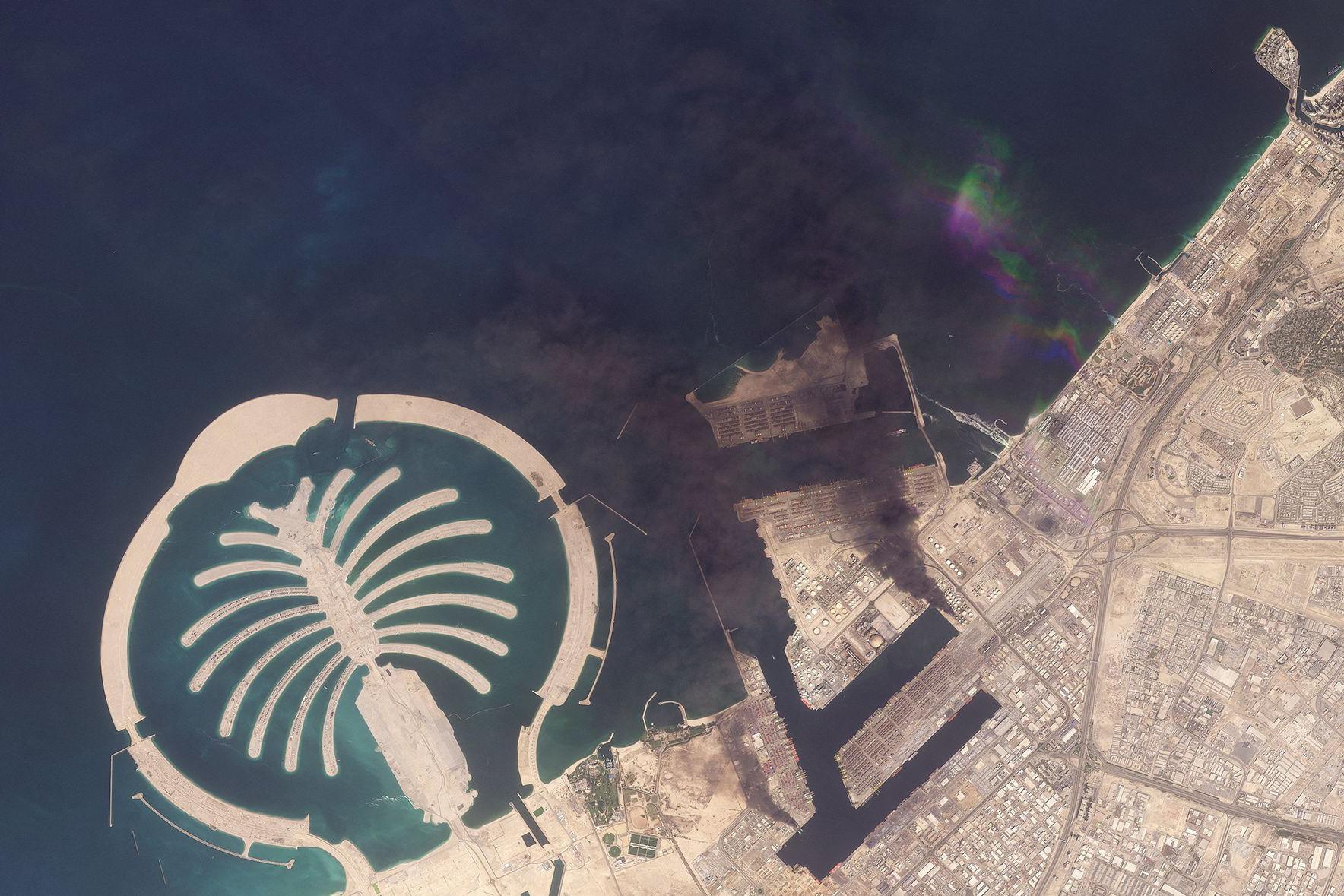 Imagem de sat&eacute;lite do porto de Jebel Ali (EAU), ap&oacute;s o inc&ecirc;ndio de um dos cais, causado pelos restos de um m&iacute;ssil interceptado, no dia 1&ordm; de mar&ccedil;o de 2026