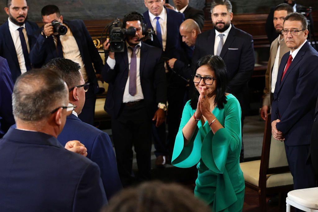 Delcy Rodríguez en la ceremonia legislativa en que juramentó como presidenta de Venezuela tras la detención de Maduro
