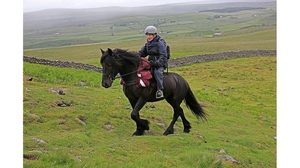 Margaret Bradshaw a caballo en las colinas del valle de Teesdale durante su cabalgata de más de 80 km para recaudar fondos