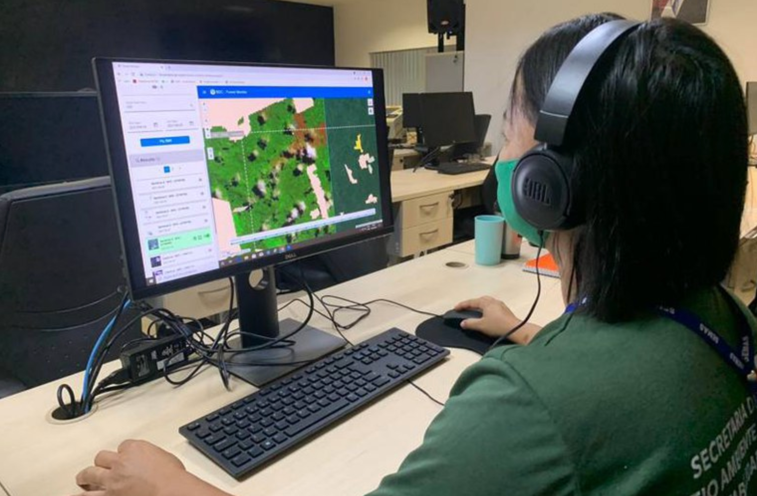 Imagem mostra um fiscal ambiental utilizando dados de sat&eacute;lite em uma tela de computador