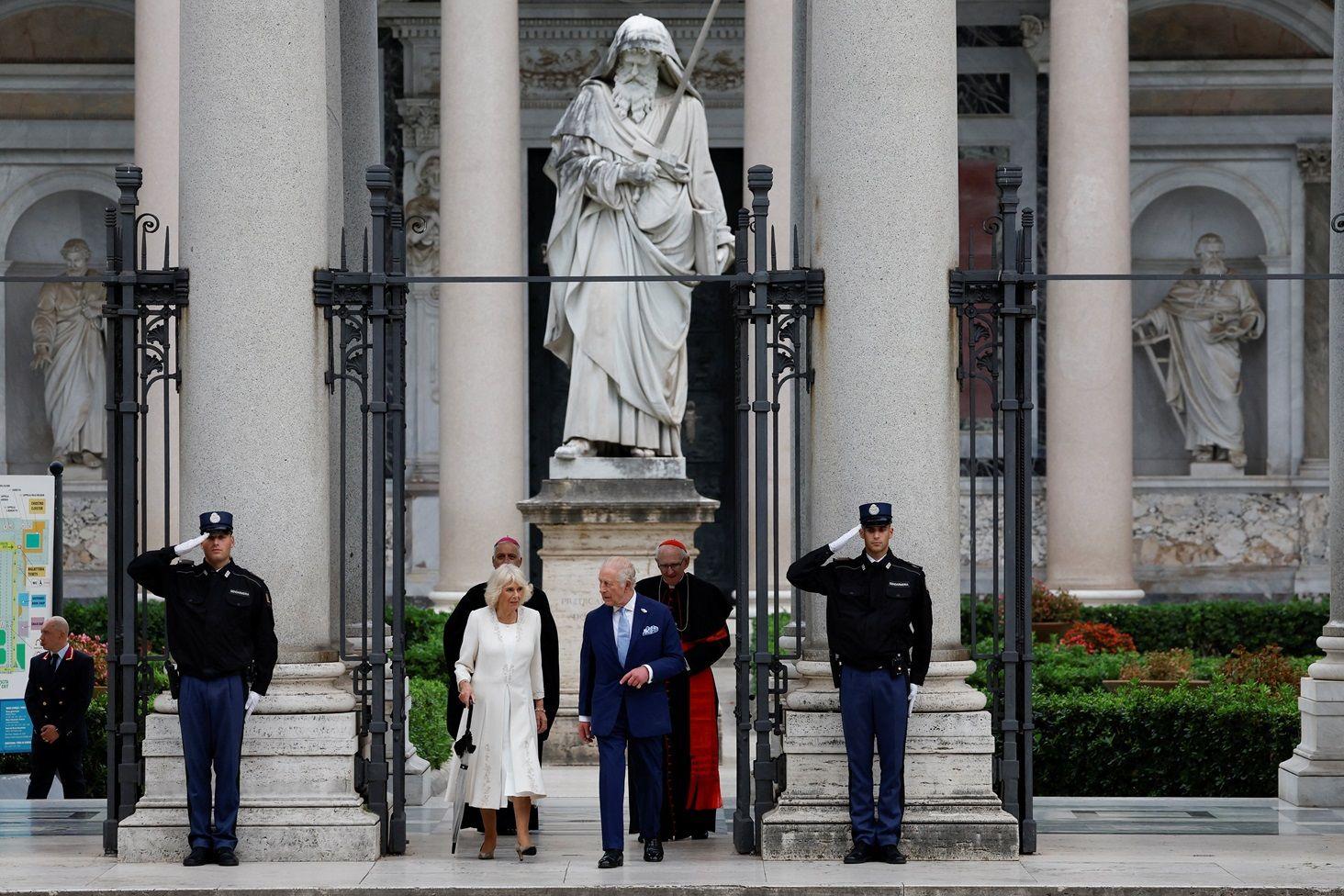 El rey Carlos y la reina Camila saliendo de Basílica de San Pablo Extramuros