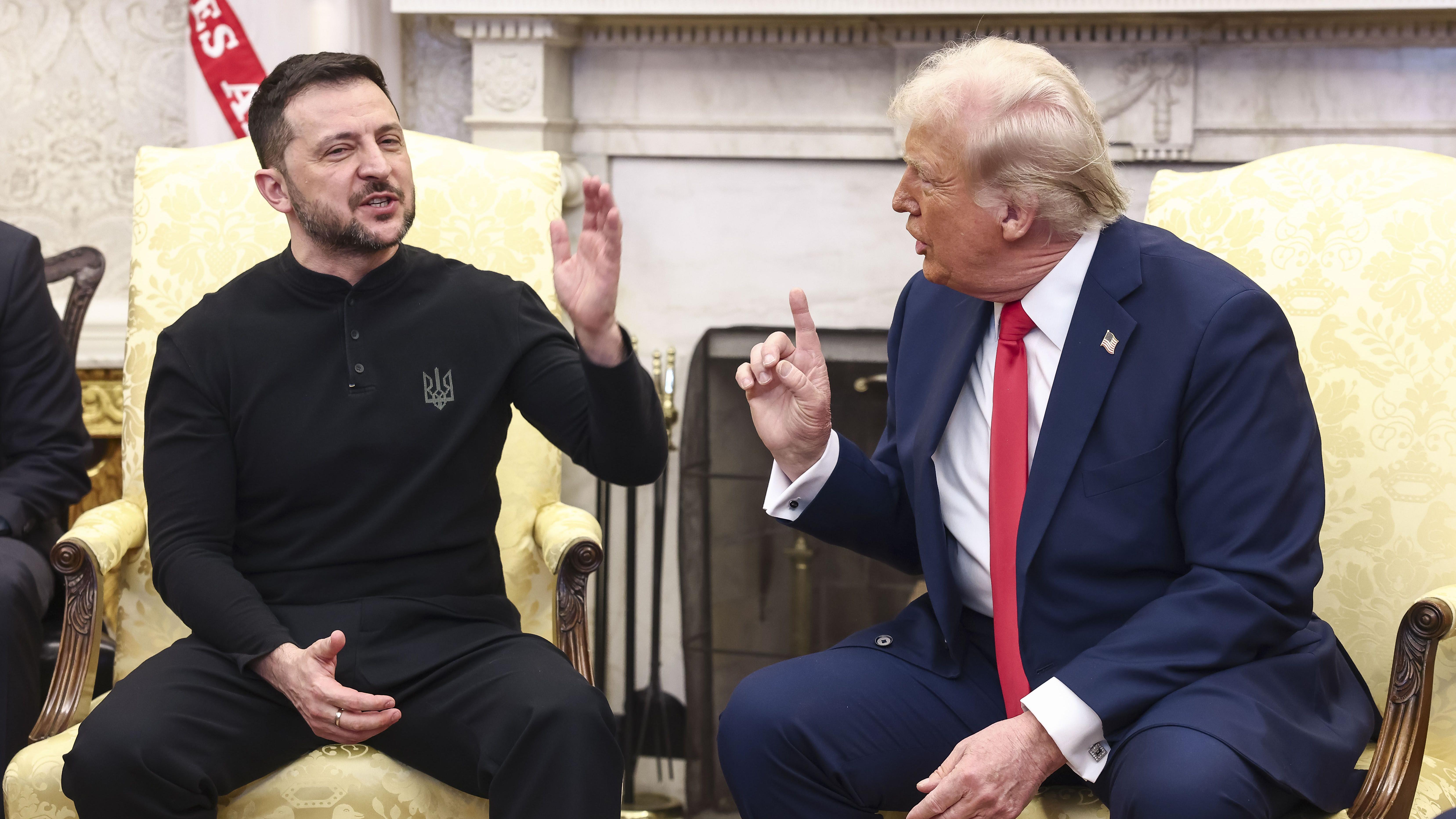 El presidente estadounidense Donald Trump se reúne con el presidente ucraniano Volodymyr Zelensky en el Despacho Oval de la Casa Blanca en Washington D.C. el 28 de febrero de 2025. Zelensky habla y gesticula con la mano derecha levantada. Trump levanta el dedo índice mientras habla al mismo tiempo que Zelensky.