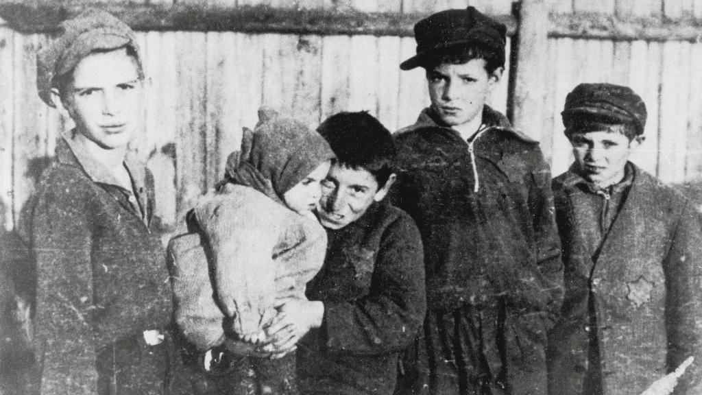 Niños en el gueto judío de Varsovia en 1940