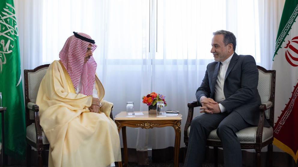 فيصل بن فرحان آل سعود (يسار) مع عباس عراقجي