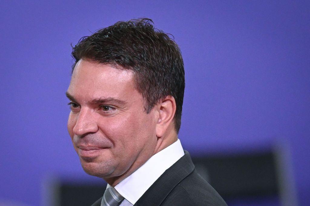 Alexandre Ramagem olhando para o lado