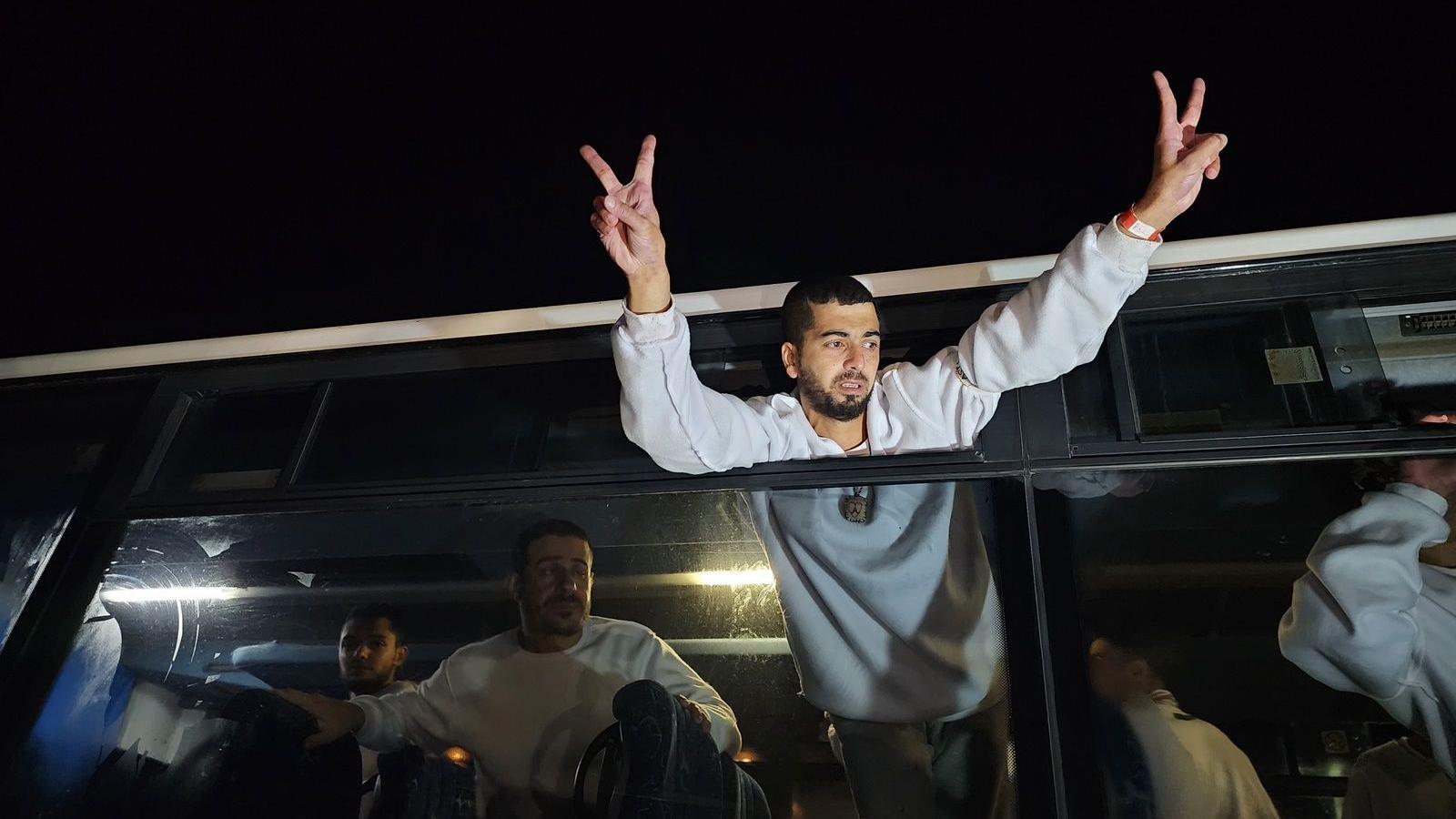 وصل أسرى فلسطينيون مُفرج عنهم برفقة فرق من الصليب الأحمر الدولي إلى مدينة غزة، غزة، في ٢٧ فبراير ٢٠٢٥. نُقل الأسرى المُفرج عنهم من سجن عوفر إلى المستشفى الأوروبي لتلقي العلاج.