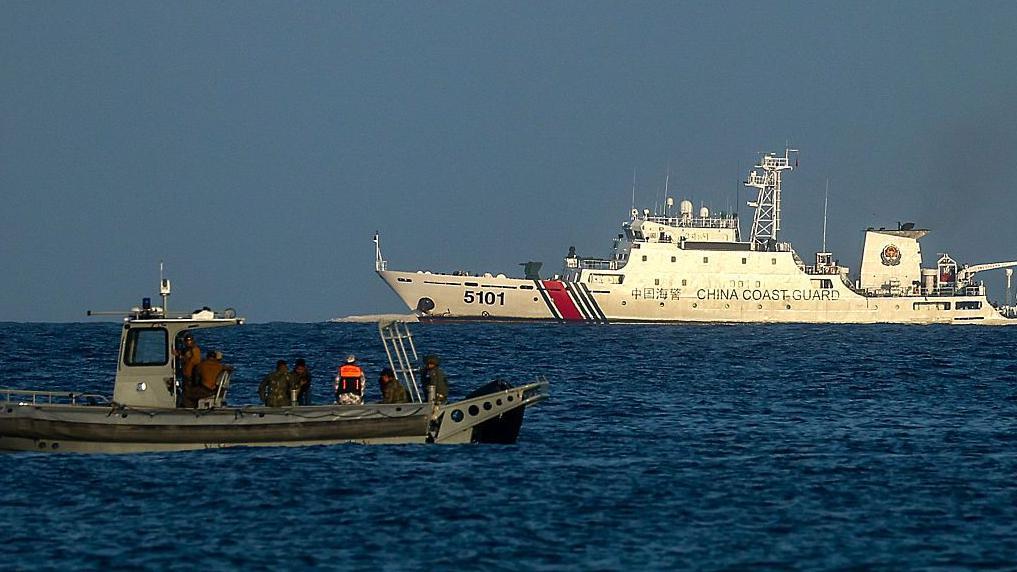 2026年5月3日，在有爭議的南海海域，一艘菲律賓海軍快艇在馬尼拉管轄的鐵圖島附近巡邏，而一艘中國海警船則靠近該島。菲律賓管轄的鐵圖島，又稱帕加薩島，是南海南沙群島的一部分，該群島的主權歸屬存在爭議，包括北京、馬尼拉和越南在內的鄰國都對其提出異議。