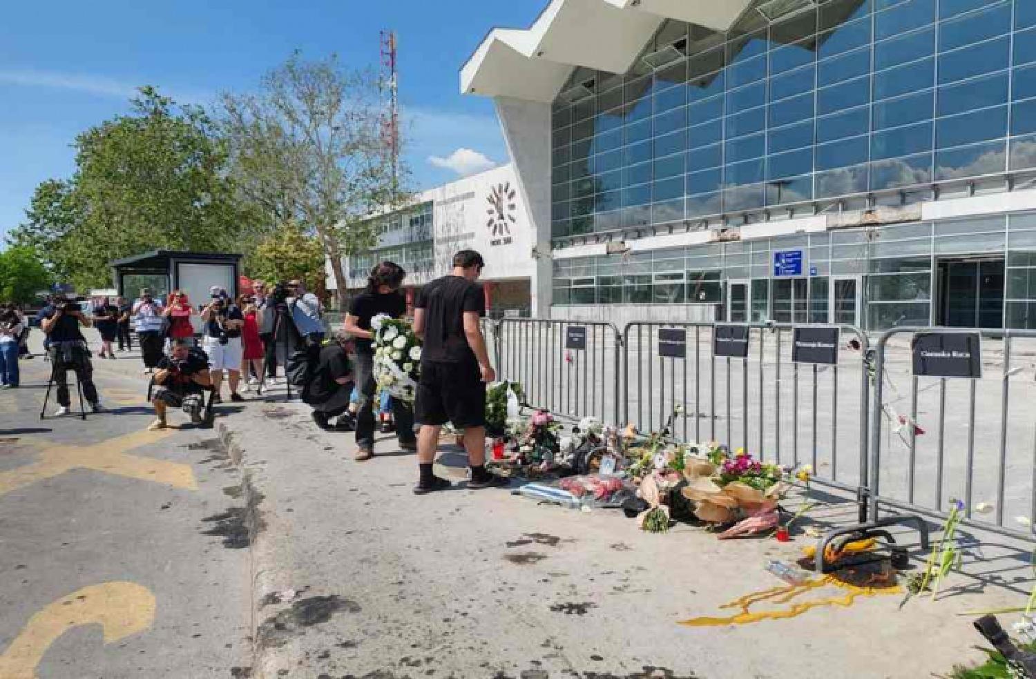 Građani u Novom Sadu ostavljali su 1. maja 2025., na šest meseci od tragedije, ostavljali su cveće kod stanice u čast žrtvama