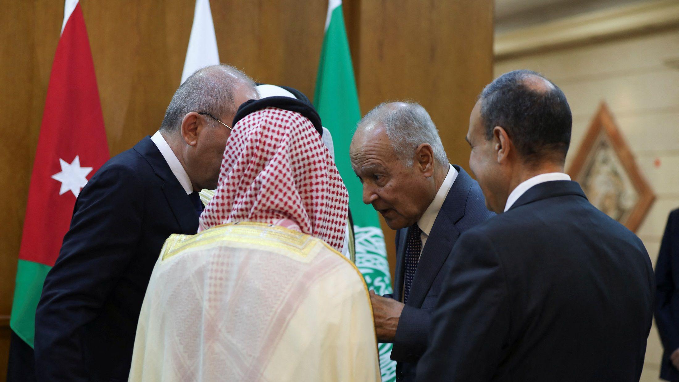 وزير الخارجية الأردني أيمن الصفدي، ووزير الخارجية السعودي الأمير فيصل بن فرحان آل سعود، ووزير الخارجية المصري بدر عبد العاطي، ووزير خارجية البحرين عبد اللطيف بن راشد الزياني، والأمين العام لجامعة الدول العربية أحمد أبو الغيط، أعضاء اللجنة الوزارية المكلفة من القمة العربية الإسلامية الاستثنائية المشتركة بشأن غزة، يجتمعون في عمان، الأردن، 1 يونيو/حزيران 2025.