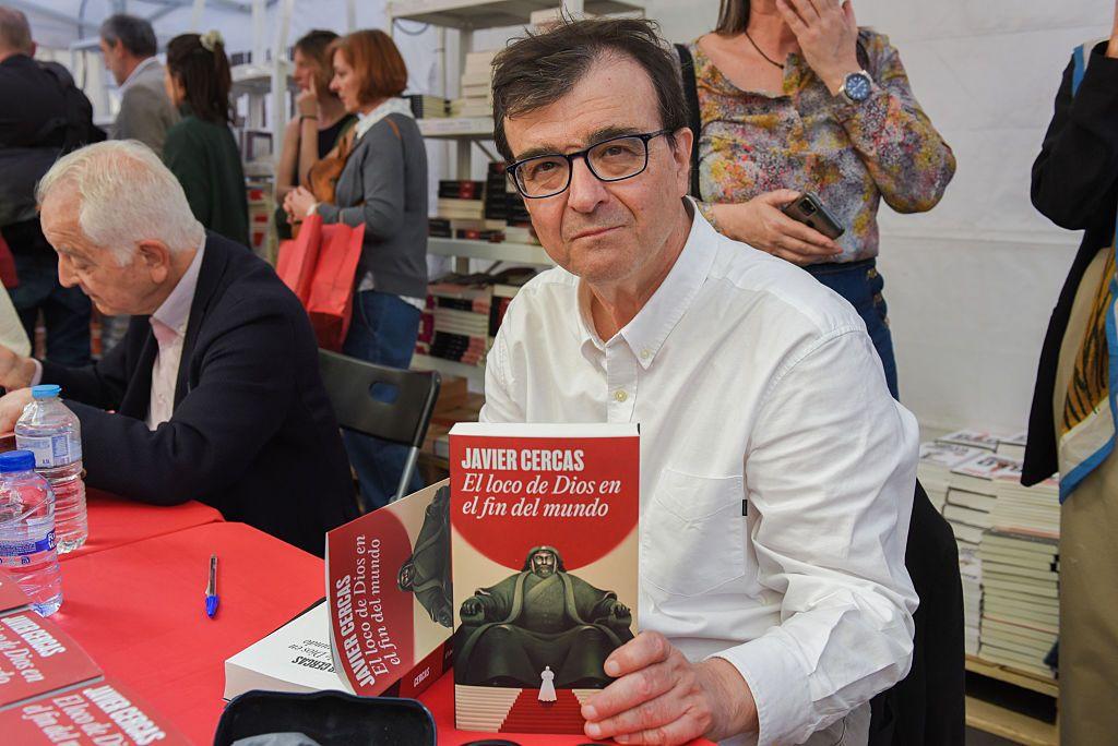 Javier Cercas con unas copias de su libro "El loco de Dios en el fin del mundo".