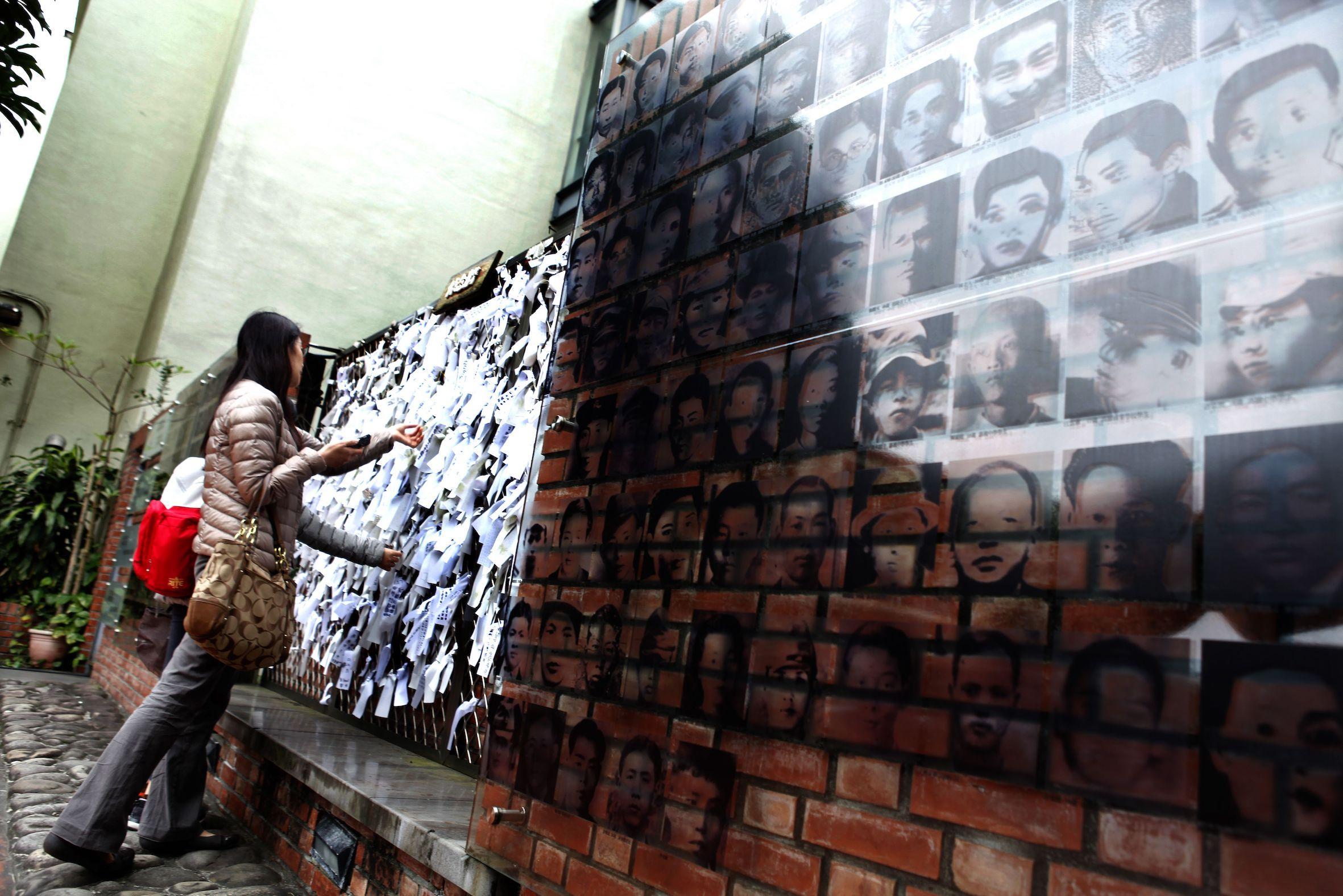 在台北二二八和平紀念公園，牆上紀念事件中的死難者。