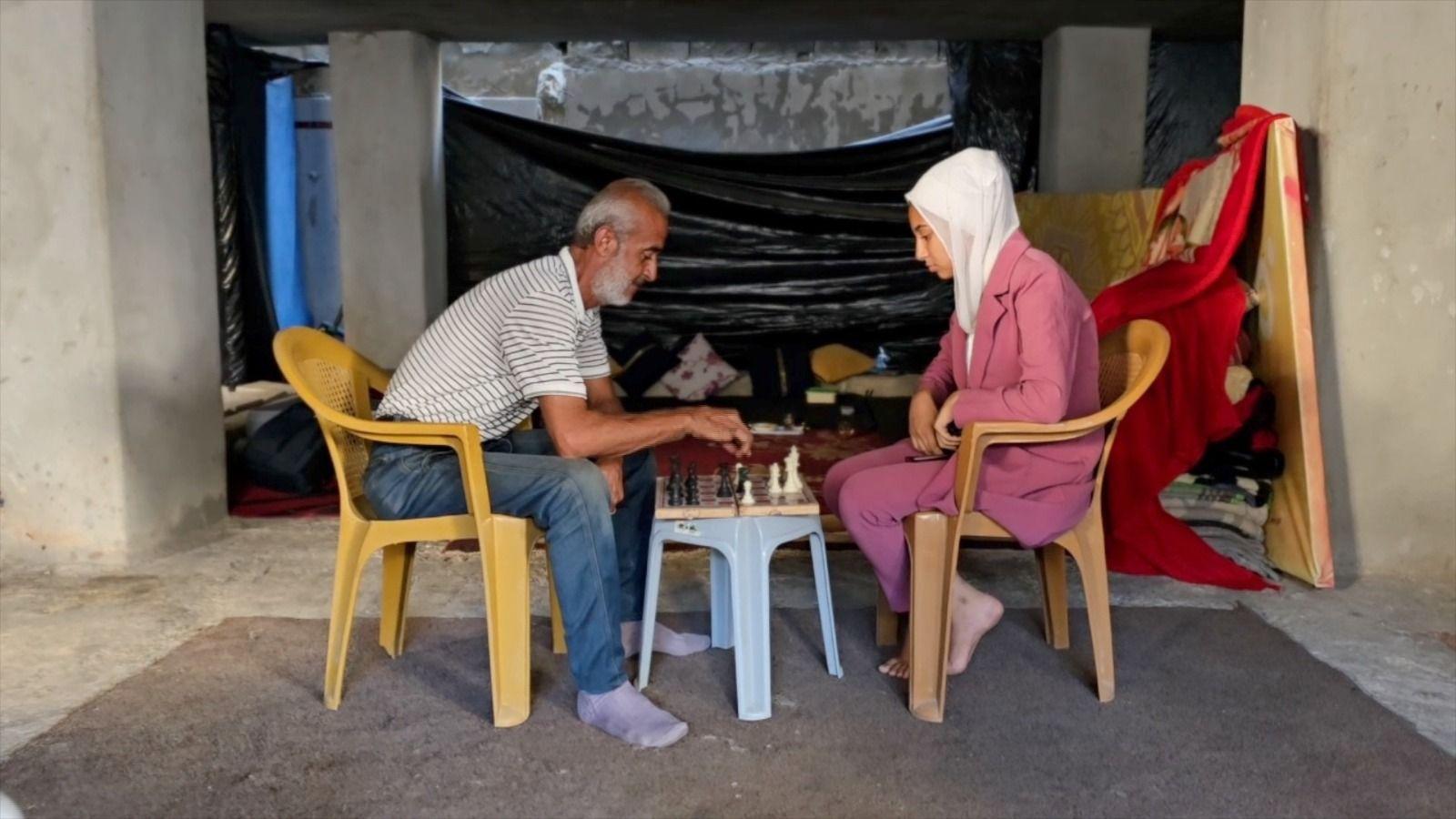 يحاول والد فايزة تشجيعها 