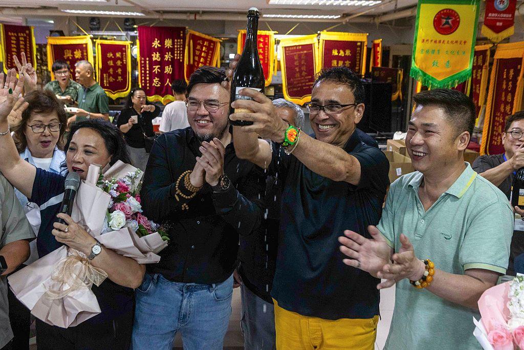 新希望主席高天賜（右二）在新希望黨總部與支持者一起慶祝選舉的結果。