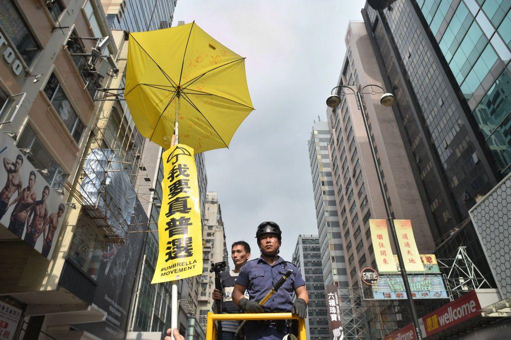 2014年11月26日，兩名警察，身旁有一張印著「我要真普選」的直幡。