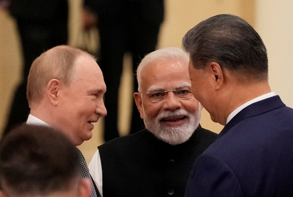 Vladimir Putin, Narendra Modi y Xi Jinping sonrién al encontrarse en China el lunes 1 de septiembre