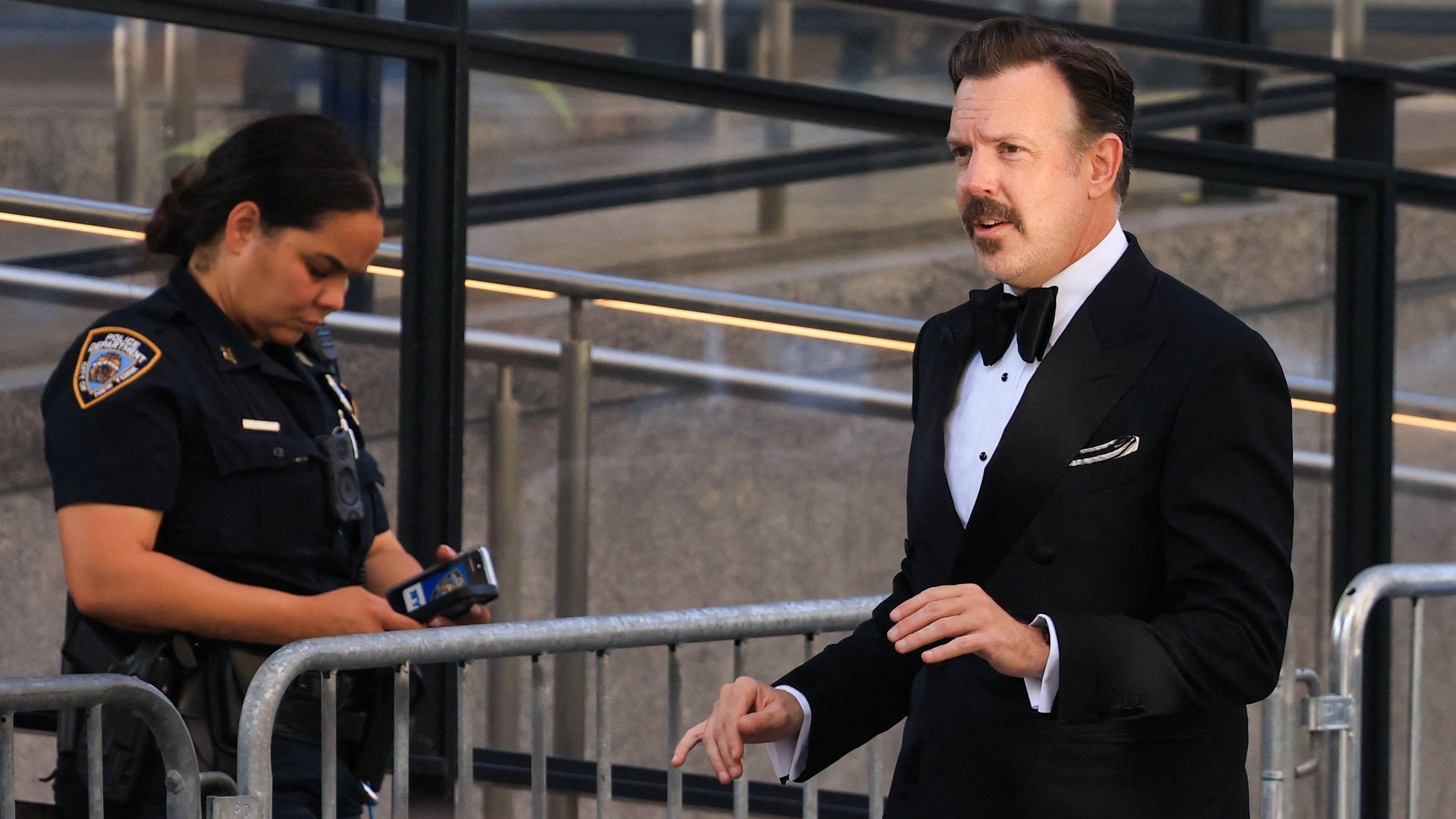Jason Sudeikis chega ao Madison Square Garden, local das celebra&ccedil;&otilde;es de casamento da cantora Taylor Swift e do jogador da NFL Travis Kelce.