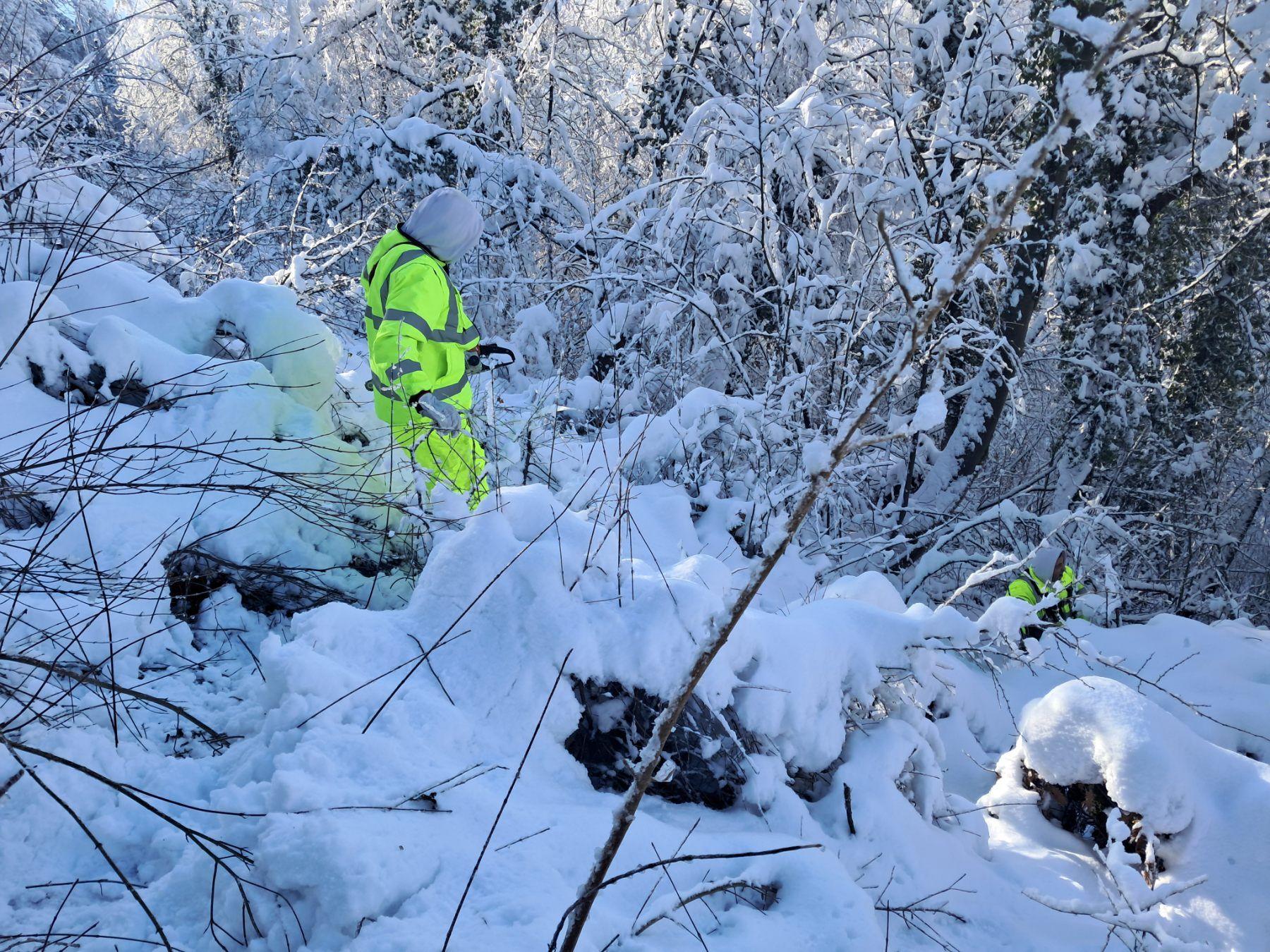 radnici popravljaju struju