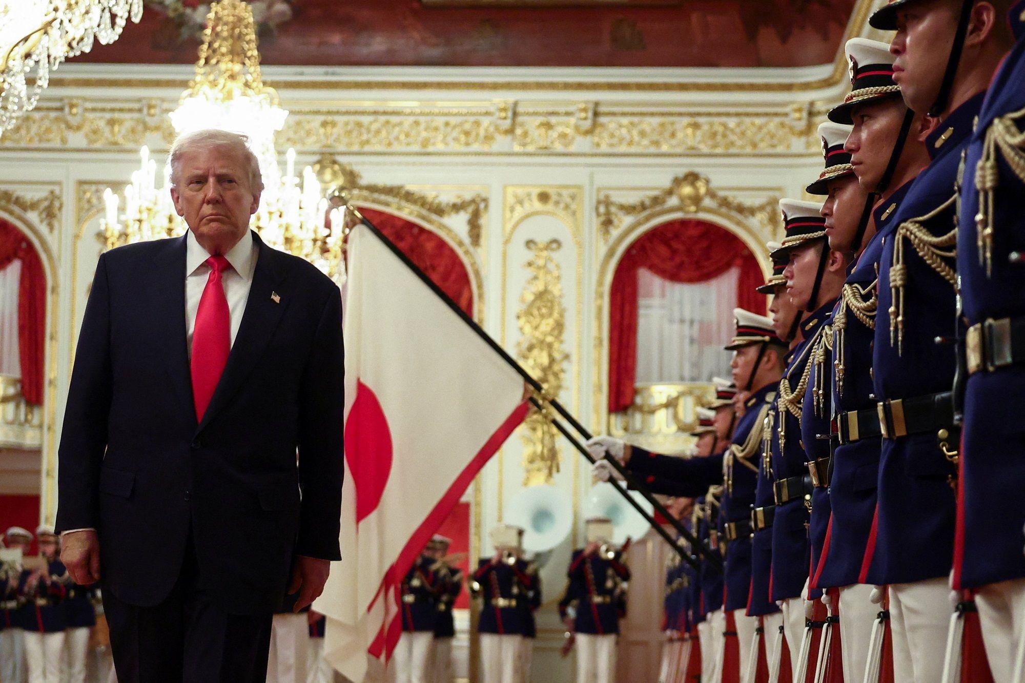 ترامب يوقع اتفاقيتين للتعاون والتعدين مع رئيسة وزراء اليابان التي وعدت بترشيحه لجائزة نوبل للسلام 3 الرئيس الأمريكي دونالد ترامب يمر أمام حرس الشرف في يوم اجتماع ثنائي مع رئيسة الوزراء اليابانية ساناي تاكايتشي في قصر أكاساكا في طوكيو، اليابان، 28 أكتوبر/تشرين الأول 2025.